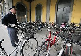 Stazione: biciclette ovunque, la rabbia dei tassisti