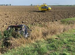 Castelvetro, fuori strada con l'auto: grave una 31enne