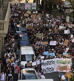 Cremona, sciopero per il clima: centinaia di studenti in piazza