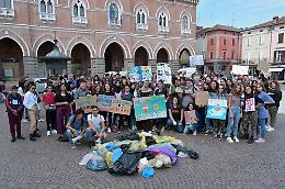 Casalmaggiore, gli studenti sul Listone per salvare il pianeta