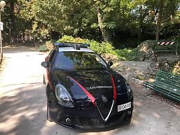 Alla vista dei carabinieri si nasconde e getta il portafoglio nella siepe