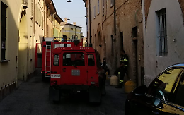 Cedimento di una grondaia della media Vailati, nessun ferito