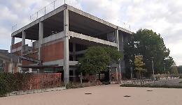 Ex scuola Cl, intrusioni continue. Abbattuta la recinzione