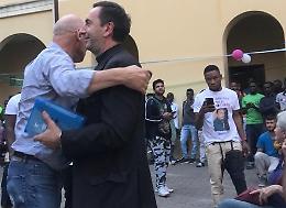Il saluto a don Pezzetti, prete degli ultimi