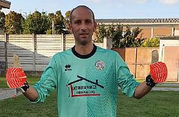 Il vice allenatore entra come portiere di riserva e para un rigore