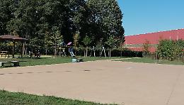 Via Sauro, schiamazzi e rischi. Skate vietati al parco