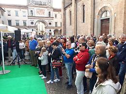 FOTO Mondi di carta, l'inaugurazione in piazza Duomo a Crema