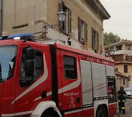Incendio in appartamento, famiglia evacuata e danni