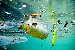 Sos rifiuti nei mari italiani, il 77% è plastica