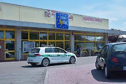 Armato di coltello rapina l'Eurospin, via mille euro