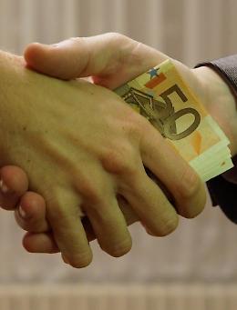 Tradita la fiducia dei clienti; promotrice finanziaria a processo