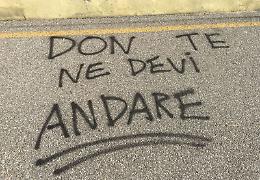 Scritte contro il don, assolto