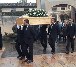 Tutto il paese per salutare Gianni, lo chef della trattoria Il Gabbiano