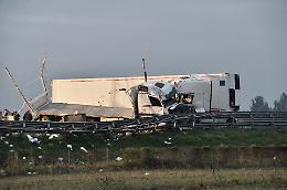 FOTO L'incidente tra due camion in A21 in cui è morto un 57enne