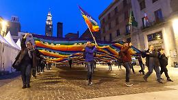 In piazza per dire no al massacro, la città si mobilita per i curdi