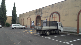 Cade da una scala del cimitero, grave 79enne