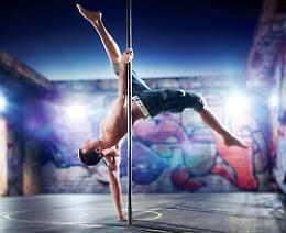 Cade mentre si allena per la pole dance, 30enne grave