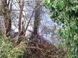 Le immagini dell'incendio alla baracca di legno