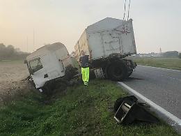 FOTO Il frontale tra auto e camion lungo la Statale 10 a Calvatone