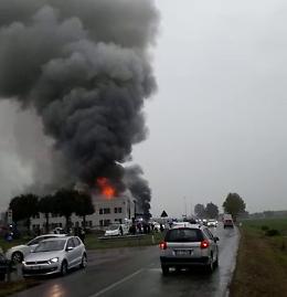 Incendio devasta un caseificio a Leno: due feriti