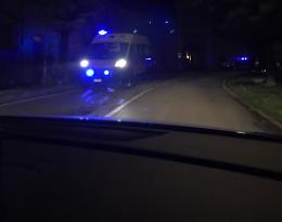 Auto si ribalta e finisce contro un albero, paura per tre giovani