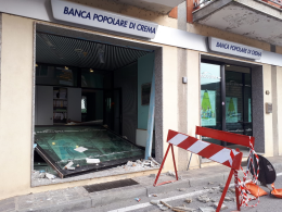 Assalto al bancomat in piena notte in via Roma