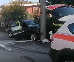 Auto contro palo della luce dopo lo scontro