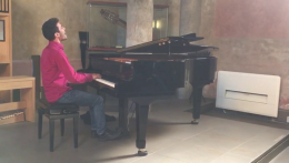Il pianista di Yarmouk alla scuola di liuteria e al Caffè Letterario