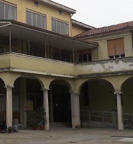 Piovono calcinacci sui banchi 