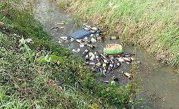Vho, il fossato usato come discarica