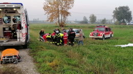 Ultraleggero precipita in un campo, ferito il pilota
