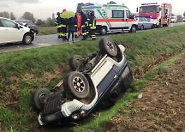 Scontro sulla Giuseppina, auto nel fosso