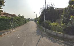 Faccia a faccia con l'incappucciato, ladro messo in fuga