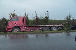 Camion finisce nel fosso: code e nessun ferito