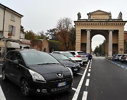 Piazza Garibaldi, 12 stalli bianchi per la sosta gratuita