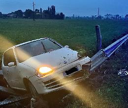 Si ribalta con l'auto, ferita una 18enne