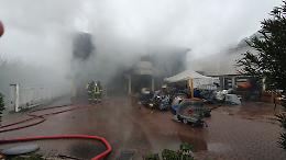 FOTO L'incendio alla Lavor Store di Vicobellignano