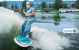 Surf nel parcheggio dell'ospedale, l'ironia di Superchi colpisce ancora