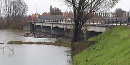 Oglio, chiuso il Ponte Vecchio per i rifiuti della piena