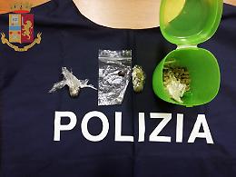 Controllo antidroga della polizia in un istituto cittadino