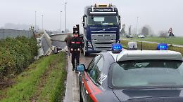 Trasporto eccezionale perde il carico sull'Asolana