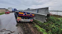 FOTO Trasporto eccezionale perde il carico sull'Asolana