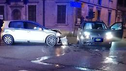 Scontro fra auto,  coinvolte sei persone: due in ospedale