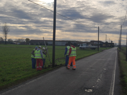 Pali telefonici caduti, squadra di operai al lavoro