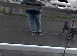 Trenta auto sfregiate, vandali scatenati in pieno centro