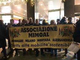 I pendolari protestano sotto la sede di Trenord: 'Stanchi di essere presi in giro'