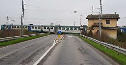 Il treno si guasta tra le sbarre e resta fermo 20 minuti: code e disagi