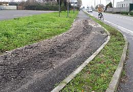 Rubano un escavatore: fuga sulla ciclabile