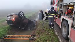 Incidente mentre va all'ospedale, auto ribaltata nel fosso