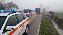 FOTO Fuori strada a Casalmaggiore, auto si ribalta nel fosso